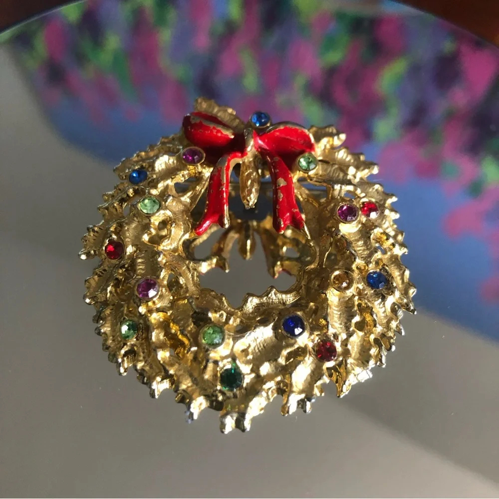 Vintage colorful stone holiday Christmas wreath brooch pin